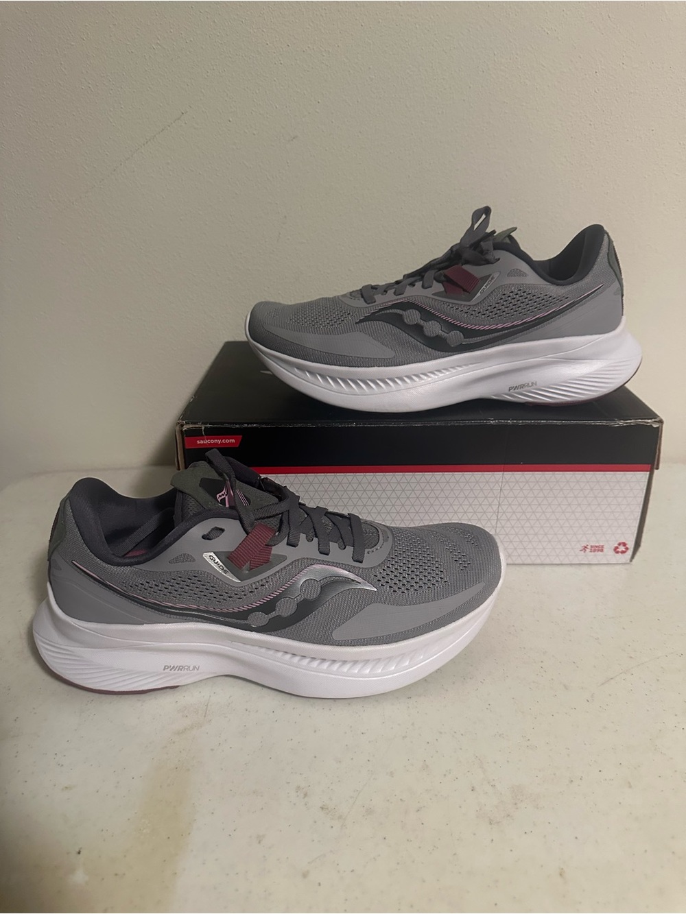 Saucony Guide 18 Women’s 8.5 Gray Pink PWRRUN Running Shoes Sneakers New
